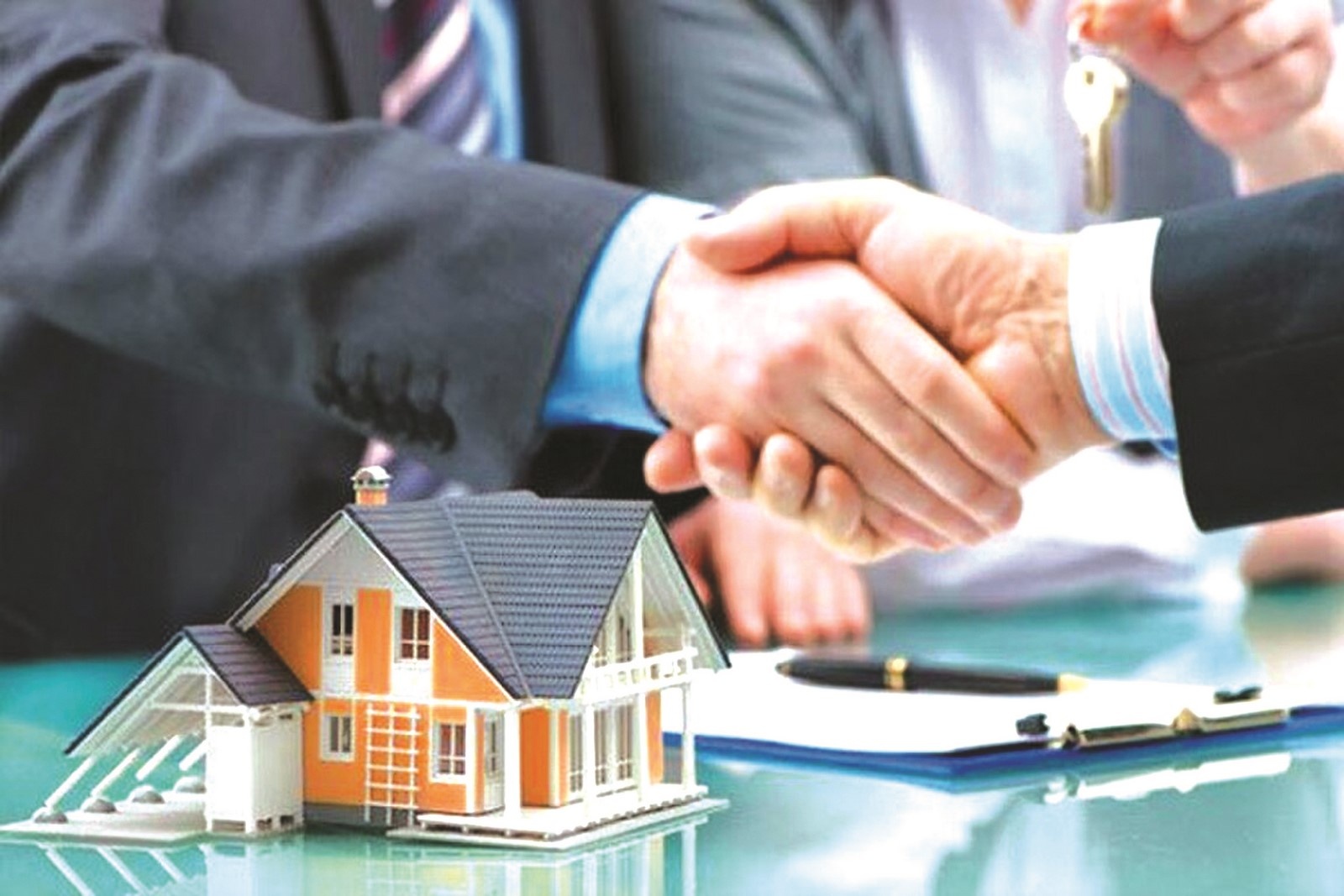 Môi giới bất động sản là gì? Phân biệt giữa môi giới và Cò đất