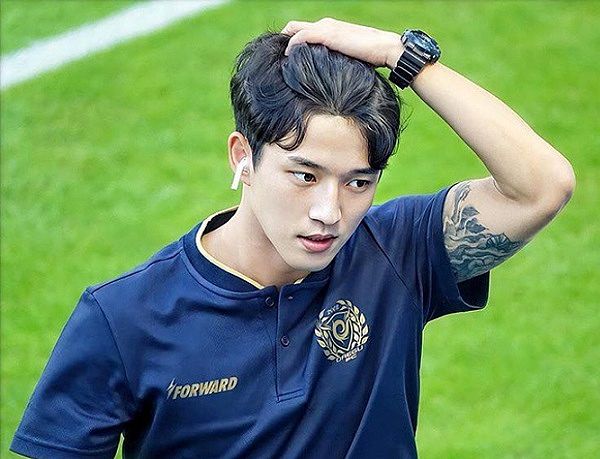 Vẻ đẹp nam thần của các cầu thủ Hàn Quốc trên sân cỏ